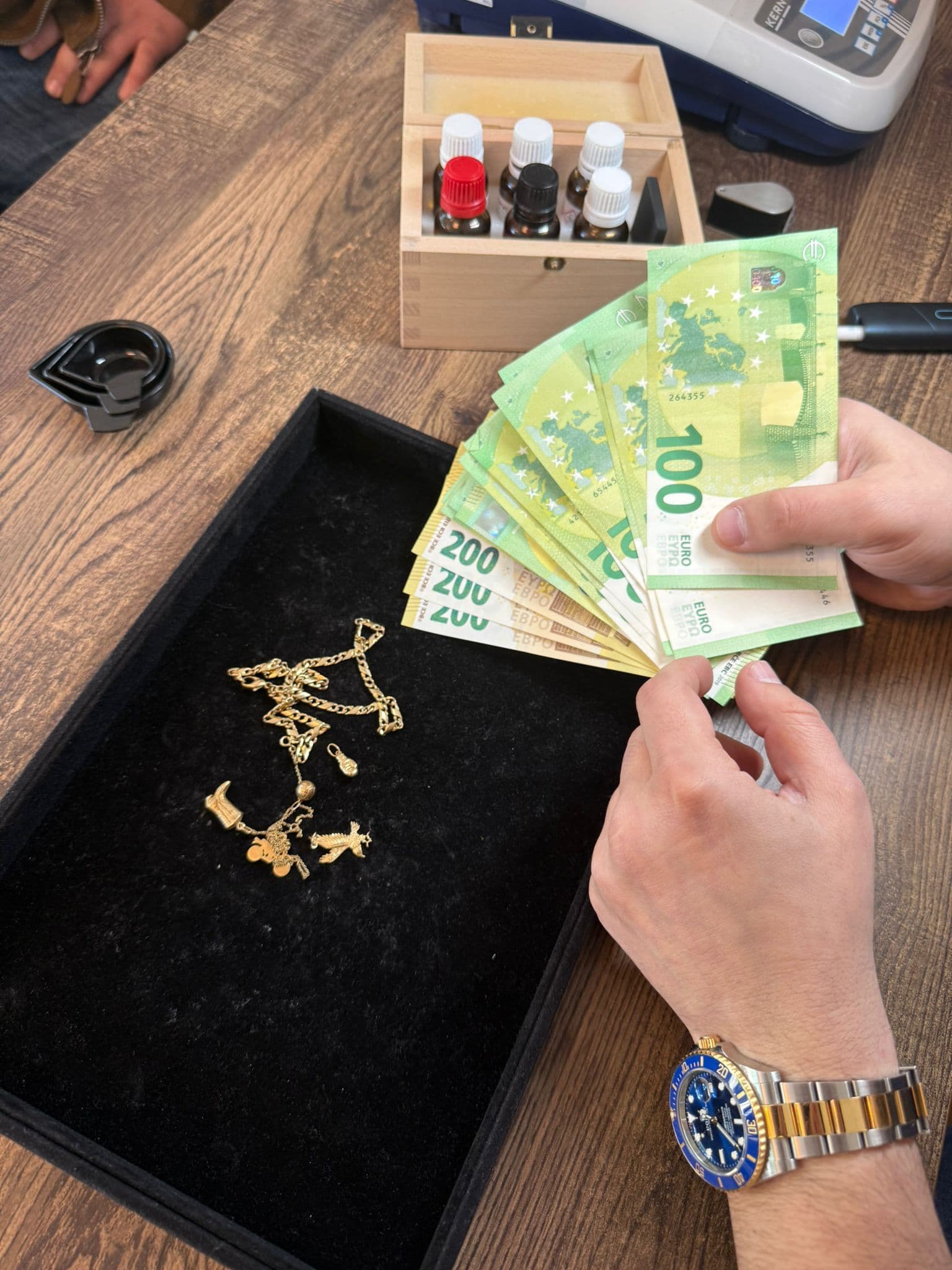 Sofortige Barauszahlung nach Goldankauf bei KaratDirekt – 100 und 200 Euro Scheine