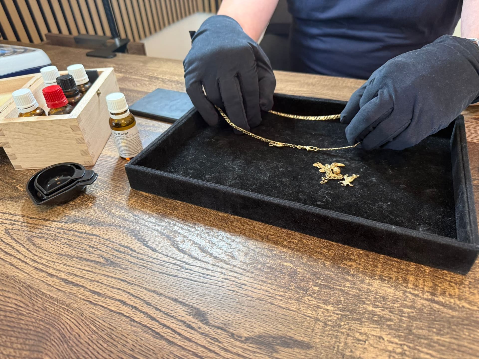 Professionelle Goldprüfung mit Handschuhen und Prüfsäuren bei KaratDirekt